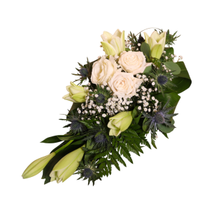 Bukett med vita rosor, liljor, brudslöja och gröna blad.