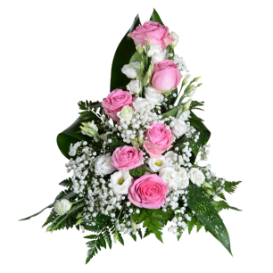 Rosa och vita rosor arrangerade i en bukett med gröna blad och små vita blommor.